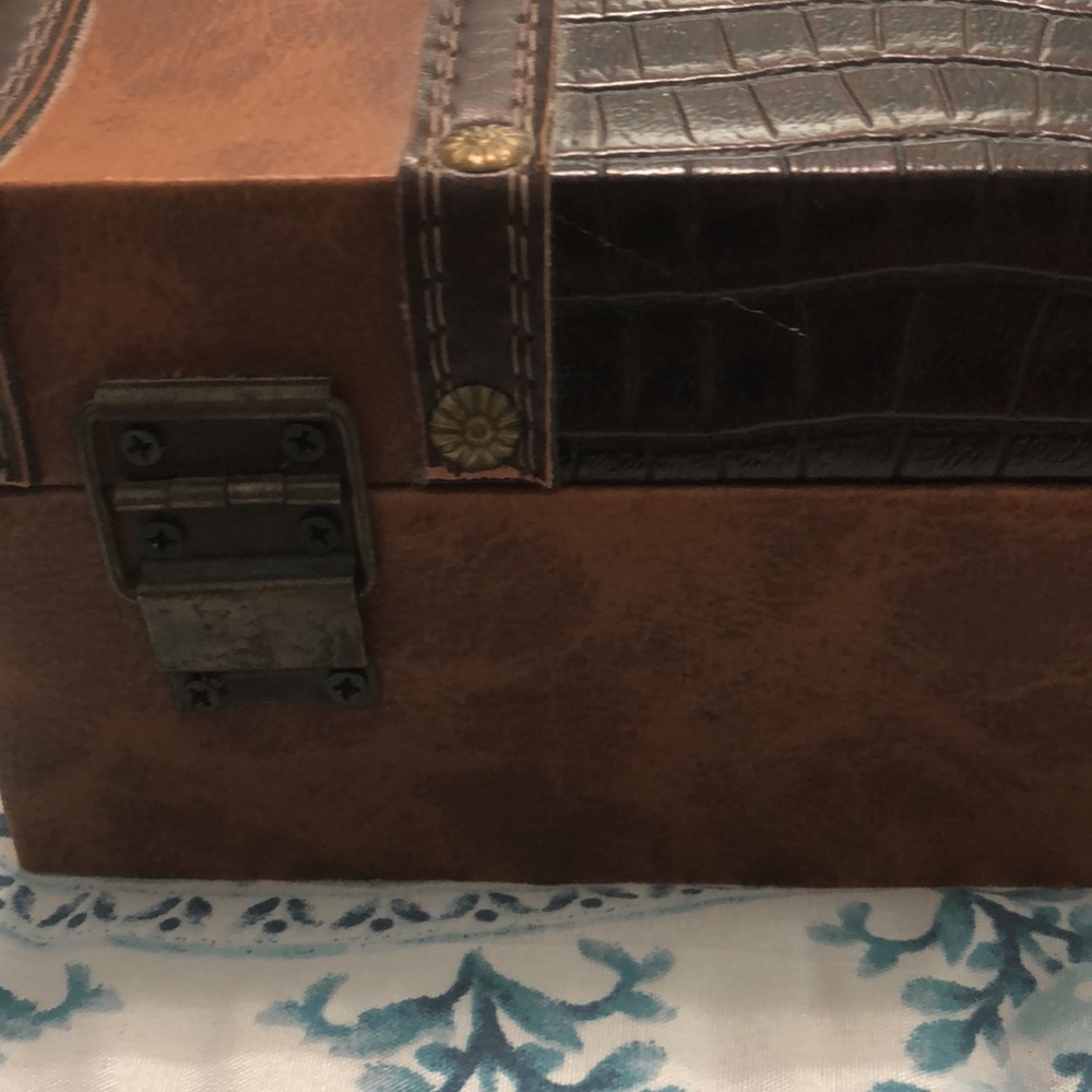 A beautiful leather and wood box hand sewed stitching with studs - Picture 5 of 8